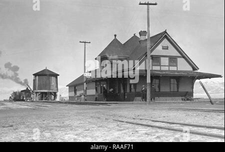 Zieht einen Zug bis zum Bahnhof in Moffat, Colorado, Ca. 1925. Stockfoto