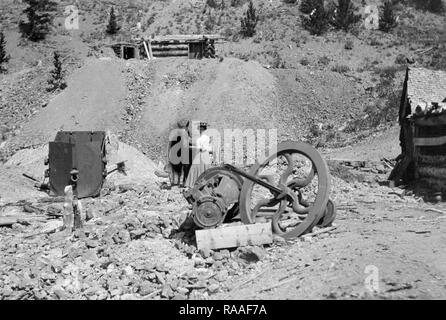 Eine Frau und ihr Pferd stehen an einer verlassenen Grube Kopf in Colorado, Ca. 1910. Stockfoto