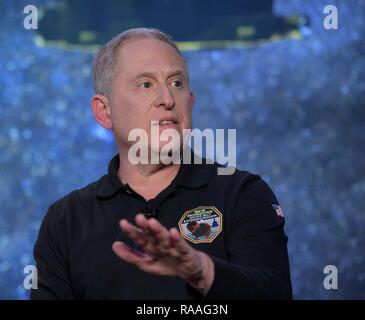 Neue Horizonte principal investigator Alan Stern während der Pressekonferenz vor der erwarteten Vorbeiflug von Ultima Thule von der Raumsonde an der Johns Hopkins University Applied Physics Laboratory am 31. Dezember in Laurel, Maryland, 2018. Die Vorbeiflug der Raumsonde aufgetreten ist 6,5 km (4 Mrd. km) entfernt, so dass es die am weitesten entfernten überhaupt Erforschung der ein Objekt in unserem Sonnensystem. Stockfoto