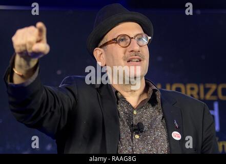 David Grinspoon, Senior Scientist bei der Planetary Science Institute diskutiert Pluto und der menschlichen Phantasie während der Pressekonferenz vor der erwarteten Vorbeiflug von Ultima Thule durch den neuen Horizont raumsonde an der Johns Hopkins University Applied Physics Laboratory am 31. Dezember in Laurel, Maryland, 2018. Die Vorbeiflug der Raumsonde aufgetreten ist 6,5 km (4 Mrd. km) entfernt, so dass es die am weitesten entfernten überhaupt Erforschung der ein Objekt in unserem Sonnensystem. Stockfoto