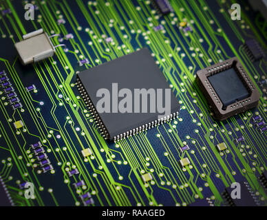 Mikrochips auf einer Leiterplatte Stockfoto