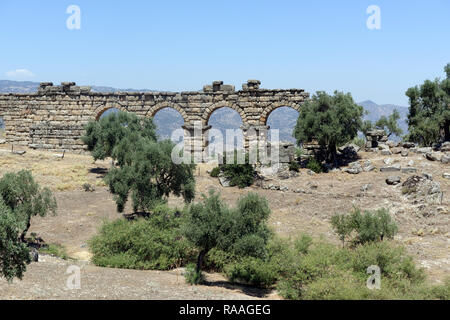 Römische Aquädukt mit vier erhaltenen Bögen, antike Stadt Alinda, Caria, Anatolien, Türkei. Dieser Abschnitt der Wasserleitung ist 45 Meter lang und über t Stockfoto