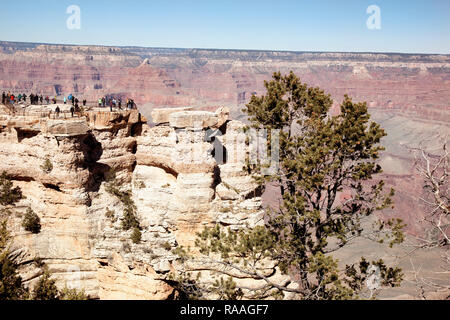 Die Leute an der Mathers Point Lookout am Grand Canyon South Rim in Arizona Stockfoto