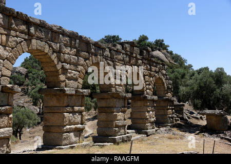 Römische Aquädukt mit vier erhaltenen Bögen, antike Stadt Alinda, Caria, Anatolien, Türkei. Dieser Abschnitt der Wasserleitung ist 45 Meter lang und über t Stockfoto