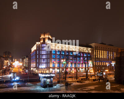 Kiew, Ukraine - 30. Dezember 2018: Nacht outdoor Low Key noch Bild des zentralen Einkaufszentrum an der Kiewer Straße Khreshchatyk während Weihnachten Stockfoto