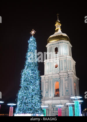 Kiew, Ukraine - 30. Dezember 2018: Glockenturm der St. Sophia Kathedrale Kloster UNESCO Weltkulturerbe der Weihnachtsbaum beleuchtet bei Nacht Stockfoto