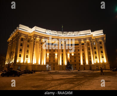 Kiew, Ukraine - 30. Dezember 2018: die Nacht im Freien horizontalen noch Bild des Ministeriums für auswärtige Angelegenheiten der Ukraine wunderschön beleuchtete Stockfoto