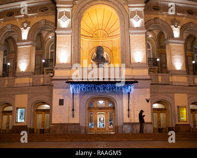 Kiew, Ukraine - 30. Dezember 2018: die Fassade der Nationalen Oper der Ukraine bei Nacht mit schönen Urlaub Dekorationen und Hintergrundbeleuchtung Stockfoto