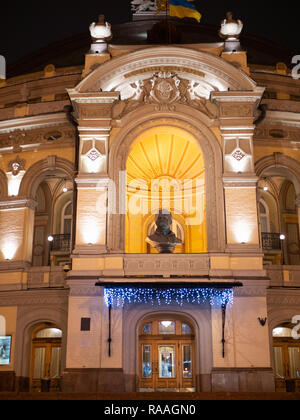 Kiew, Ukraine - 30. Dezember 2018: Beautifly beleuchtete National Opera in der Ukraine in der Nacht mit ukrainischen Fahne winken auf der Oberseite des Gebäudes Stockfoto