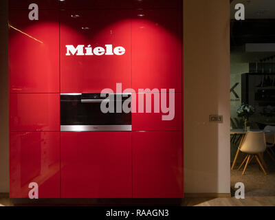 Kiew, Ukraine - 30. Dezember 2018: Helle rote Küche in MIELE Store. Miele ist deutscher Hersteller von Premium Class Haushalt Applian Stockfoto