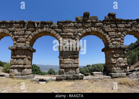 Römische Aquädukt mit vier erhaltenen Bögen, antike Stadt Alinda, Caria, Anatolien, Türkei. Dieser Abschnitt der Wasserleitung ist 45 Meter lang und über t Stockfoto