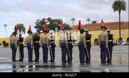 Die honormen von Fox Unternehmen, 2. rekrutieren Ausbildung Bataillon, das guidons für Ihre Bohrmaschine Ausbilder während der Abschlussfeier des Marine Corps Recruit Depot San Diego, 13. Diese guidons wurden von der Platoon führt für die Dauer der Schulung durchgeführt worden, und dieser Teil der Zeremonie markiert die Auflösung des platoons. Jährlich mehr als 17.000 Männer aus den westlichen Recruiting Region rekrutiert werden an MCRD San Diego ausgebildet. Stockfoto