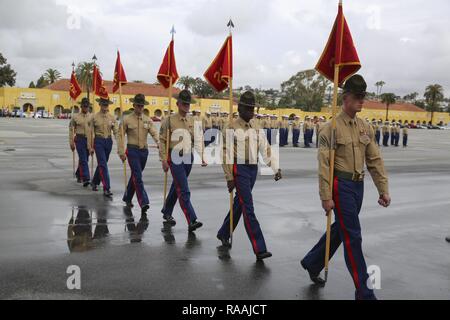 Drill instructors von Fox Unternehmen, 2. rekrutieren Ausbildung Bataillon, März in Formation nach Erhalt der von der Firma guidons honormen während der Abschlussfeier des Marine Corps Recruit Depot San Diego, 13. Diese guidons wurden von der Platoon führt für die Dauer der Schulung durchgeführt worden, und dieser Teil der Zeremonie markiert die Auflösung des platoons. Jährlich mehr als 17.000 Männer aus den westlichen Recruiting Region rekrutiert werden an MCRD San Diego ausgebildet. Stockfoto