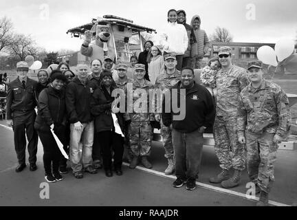 Colonel Christopher Hussin, Commander, Tulsa, US-Armee Korps der Ingenieure und Mitarbeiter Freiwillige sammeln sich um Ihren Eintrag Fahrzeug für die 38. jährlichen Martin Luther King Jr. Commemorative Parade in Tulsa, Okla., 16. Januar 2017. Personal aus dem Tulsa Bezirk beteiligen sich in der Stadt von Tulsa des MLK Day Parade seit mehr als 20 Jahren. Stockfoto