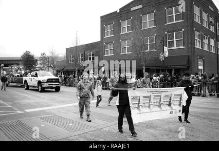 Mitarbeiter aus den Tulsa Bezirk, US-Armee Korps der Ingenieure, im März durch die Straßen der Stadt während des 38. jährlichen Martin Luther King Jr. Commemorative Parade in Tulsa, Okla., 16. Januar 2017. Personal aus dem Tulsa Bezirk beteiligen sich in der Stadt von Tulsa des MLK Day Parade seit mehr als 20 Jahren. Stockfoto