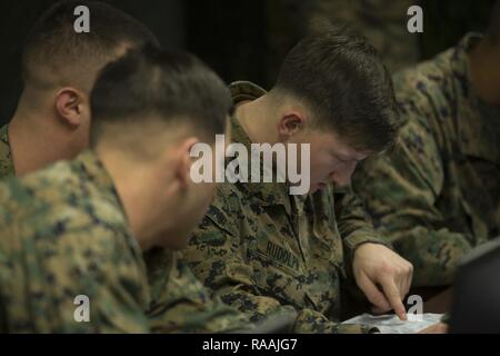 Us Marine Corps Lance Cpl. Nathan M. Rudolph, ein rifleman mit Fox Unternehmen, 2.BATAILLON, 6 Marine Regiment, 2nd Marine Division (2d MARDIV), Grundstücke Punkte auf einer Karte bei Verwendung der Virtual Battlespace 3 (VBS 3) Während die Spartanische taktische Spiele in Camp Lejeune, N.C., Jan. 11, 2017. VBS 3 und der Spartanischen taktische Spiele erlauben die Marines ihren taktischen und kognitive Denken beim gegeneinander konkurrieren auf einem Squad Ebene zu testen. Stockfoto