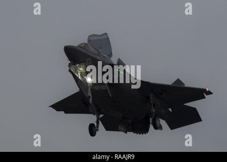 Eine F-35 b Lightning II mit Marine Fighter Attack Squadron (VMFA) 121, bereitet im Marine Corps Air Station Iwakuni, Japan, 19. Januar 2017 zu landen. VMFA-121 von MCAS Yuma, Arizona, eine dauerhafte Veränderung der Station, MCAS Iwakuni durchgeführt und gehört heute zum Marine Aircraft Group 12, 1st Marine Aircraft Wing, III. Marine Expeditionary Force. Die F-35 b Lightning II ist ein fünfter Generation Kämpfer, die weltweit erste operative Überschall kurze Start- und vertikale Landung Flugzeug ist. Die F-35 b bringt strategische Agilität, Flexibilität und taktische Überlegenheit III MEF mit einer Mission-radi Stockfoto