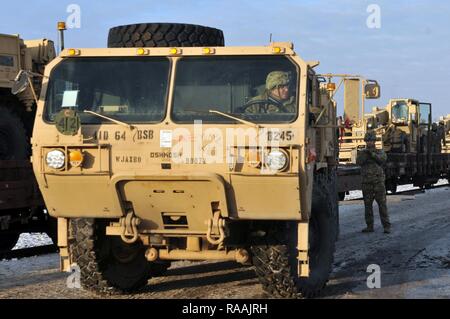 Soldaten zu 64th Brigade Support Bataillon zugeordnet, 3. gepanzerte Brigade, 4 Infanterie Division offload eine LMTV Light Utility Stapler des Schienenkopfes in Skwierzyna, Polen, 19 Jan, 2017. Die Ankunft der dritten Arm. Bde. Cmbt. Tm., 4. Inf. Div., markiert den Beginn der back-to-back Drehungen von gepanzerten Brigaden in Europa als Teil der Atlantischen lösen. Die Fahrzeuge und Ausrüstungen, in Höhe von insgesamt mehr als 2.700 Stück wurden in Polen, die für die Zertifizierung vor der in ganz Europa für den Einsatz in Training mit Partner Nationen bereitgestellt wird ausgeliefert. Diese Drehung wird Abschreckung Fähigkeiten in der Region verbessern, verbessern die U.S. Stockfoto