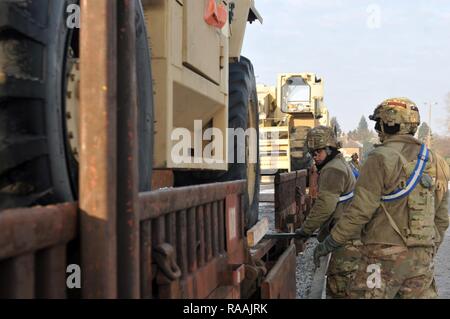 Pfc. Jorge Jimenez, ein radfahrzeug Mechaniker und Pfc. Oscar Cruz, eine automatisierte Logistik Spezialist, 64th Brigade Support Bataillon zugeordnet, 3. gepanzerte Brigade, 4 Infanterie Division 10 k Gabelstapler von einem des Schienenkopfes in Skwierzyna, Polen, 19 Jan, 2017 entladen werden. Die Ankunft der dritten Arm. Bde. Cmbt. Tm., 4. Inf. Div., markiert den Beginn der back-to-back Drehungen von gepanzerten Brigaden in Europa als Teil der Atlantischen lösen. Die Fahrzeuge und Ausrüstungen, in Höhe von insgesamt mehr als 2.700 Stück wurden in Polen für die Zertifizierung ausgeliefert, bevor in Europa bereitgestellt werden, für den Einsatz in der Ausbildung mit Stockfoto