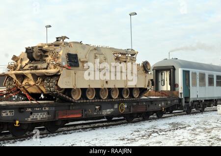 Eine M88 recovery Vehicle wartet von Soldaten zu 64th Brigade Support Bataillon zugeordnet ausgelagert werden, 3. gepanzerte Brigade, 4 Infanterie Division in Skwierzyna, Jan 19. Die Ankunft der dritten Arm. Bde. Cmbt. Tm., 4. Inf. Div., markiert den Beginn der back-to-back Drehungen von gepanzerten Brigaden in Europa als Teil der Atlantischen lösen. Die Fahrzeuge und Ausrüstungen, in Höhe von insgesamt mehr als 2.700 Stück wurden in Polen, die für die Zertifizierung vor der in ganz Europa für den Einsatz in Training mit Partner Nationen bereitgestellt wird ausgeliefert. Diese Drehung wird Abschreckung Fähigkeiten in der Region verbessern, die US-Fähigkeit verbessern Stockfoto