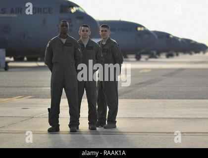 Kapitän James Hall, 14 Airlift Squadron (AS) Taktiken flight Commander, Links, Kapitän Matt Eggert, 16. als Pilot, Mitte, Kapitän Jeff Harnly, 16 Airlift Squadron Evaluator, rechts, auf der Flightline hier stehen, Jan. 12, 2017. Hall, Eggert und Harnly graduierte vor kurzem von der US Air Force Waffen Schule, wo Sie gelernt taktische Experten in C-17 Globemaster III als auch Experten in der Integration über alle Plattformen bei der Luftwaffe. Stockfoto