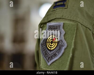 Kapitän Jeff Harnly, 16 Airlift Squadron Evaluator, trägt die US Air Force Waffen School Absolvent Patch hier, Jan. 12, 2016. Harnly und zwei andere Piloten graduierte vor kurzem von der US Air Force Waffen Schule, wo Sie gelernt taktische Experten in C-17 Globemaster III als auch Experten in der Integration über alle Plattformen bei der Luftwaffe. Stockfoto