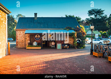 Adelaide, South Australia - 19. April 2018: Adelaide Hills Wine Center Seitenansicht in Hahndorf deutsche Dorf im Herbst Jahreszeit bei Sonnenuntergang Stockfoto