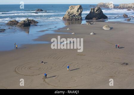 Freiwillige auf einem sand Labyrinth von der Gruppe 'Kreise im Sand" auf Face Rock Beach in Bandon, Oregon, USA erstellt. Stockfoto