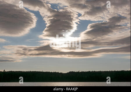 Dramatische Wolken und Sonne über einem Marie Louise Lake in Ontario Stockfoto