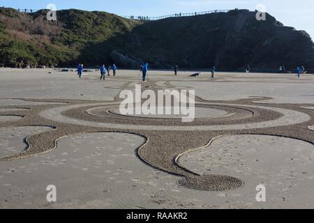 Freiwillige Arbeit auf einem sand Labyrinth von der Gruppe 'Kreise im Sand" auf Face Rock Beach in Bandon, Oregon, USA erstellt. Stockfoto