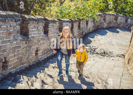 Gerne heiter fröhlichen Touristen Mutter und Sohn an der Großen Mauer von China Spaß auf Reisen lächeln lachen und tanzen in den Ferien Reise in Asien. Chinesische Ziel. Reisen Sie mit Kindern in China Konzept Stockfoto