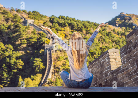 Happy fröhlich freudige touristische Frau an der Chinesischen Mauer, das Spaß am Reisen, lächeln, lachen und tanzen in den Ferien Reise in Asien. Mädchen Besuchen und Besichtigungen der Chinesischen Ziel Stockfoto