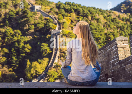 Happy fröhlich freudige touristische Frau an der Chinesischen Mauer meditiert auf Ferien Reise in Asien. Mädchen Besuchen und Besichtigungen der Chinesischen Ziel Stockfoto