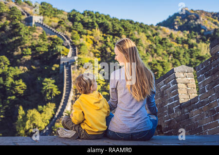 Gerne heiter fröhlichen Touristen Mutter und Sohn an der Großen Mauer von China meditieren auf Ferien Reise in Asien. Chinesische Ziel. Reisen Sie mit Kindern in China Konzept Stockfoto