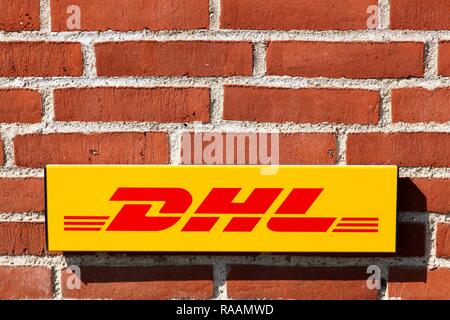 Aarhus, Dänemark - 22. August 2015: DHL Logo auf einer Fassade. DHL Express ist eine Abteilung des deutschen Logistikunternehmen Deutsche Post DHL Stockfoto