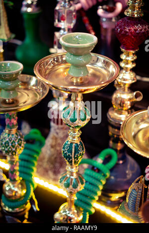 Handmade wunderschön eingerichteten luxuriösen Shisha wasserpfeife Rohre auf Verkauf in Dubai Souk Stockfoto