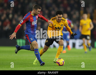 Wölfe Helder Costa Herausforderungen des Crystal Palace James McArthur während der Premier League Spiel im Molineux, Wolverhampton. Stockfoto