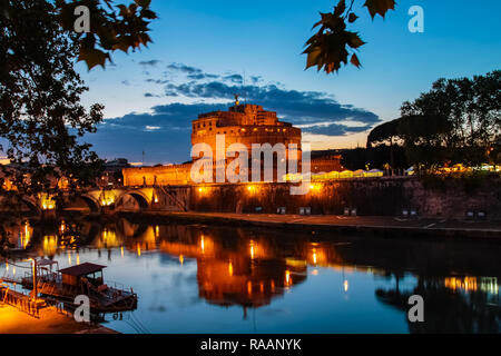 Rom, Italien, 11. Juni 2012: Die ewige Stadt Rom, römische Straßen und Gebäude, alter und moderner Architektur in Rom. Stockfoto