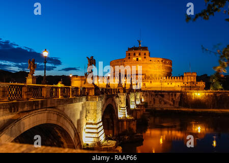 Rom, Italien, 11. Juni 2012: Die ewige Stadt Rom, römische Straßen und Gebäude, alter und moderner Architektur in Rom. Stockfoto