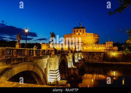 Rom, Italien, 11. Juni 2012: Die ewige Stadt Rom, römische Straßen und Gebäude, alter und moderner Architektur in Rom. Stockfoto