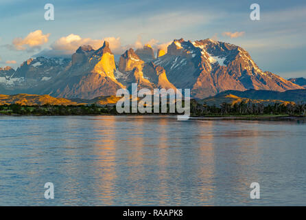 Landschaft der Cuernos und Torres del Paine bei Sonnenuntergang von der Serrano River im Torres del Paine Nationalpark, Patagonien, Chile. Stockfoto