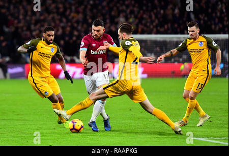 West Ham United Robert Snodgrass (Mitte links) und Brighton & Hove Albion Davy vorschriftsmässiger Kampf um den Ball während der Premier League Match an der London Stadion. Stockfoto