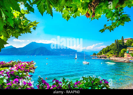 Varenna Stadt Bay Beach und Blumen in Como Lake District. Traditionellen italienischen Lake Village. Italien, Europa. Stockfoto