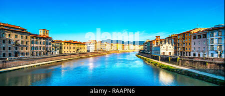 Pisa, Arno Fluss Sonnenuntergang von Solferino Brücke. Lungarno Ansicht und kleine gotische Kirche Santa Maria della Spina. Toskana, Italien, Europa Stockfoto