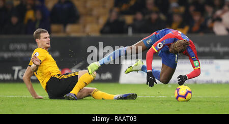 Crystal Palace Wilfred Zaha gewinnt eine Strafe nach einer Herausforderung von Ryan Bennett während der Premier League Spiel im Molineux, Wolverhampton. Stockfoto