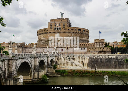 Rom, Italien, 11. Juni 2012: Die ewige Stadt Rom, römische Straßen und Gebäude, alter und moderner Architektur in Rom. Stockfoto