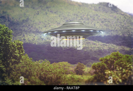 Unbekanntes Flugobjekt über einem Wald mit Bäumen und die Berge dahinter. Im alten Stil Foto mit hohen ISO-Lärm und Schmutz und Kratzer im Laufe der Zeit. Stockfoto