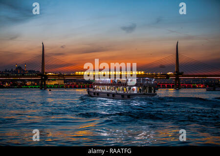 Moderne u-Brücke in das Goldene Horn - Eminönü, Istanbul Stockfoto