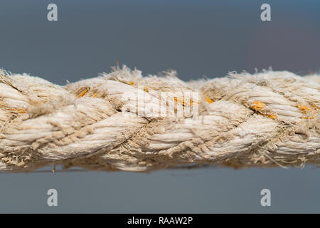 Nahaufnahme auf der geflochtenen Stränge der ein Seil aus natürlichen Jute, Sisal oder Hanffasern auf Grau Stockfoto