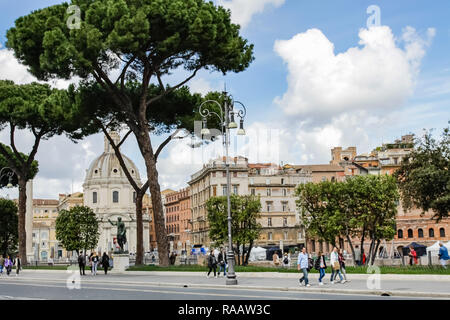 Rom, Italien, 11. Juni 2012: Die ewige Stadt Rom, römische Straßen und Gebäude, alter und moderner Architektur in Rom. Stockfoto